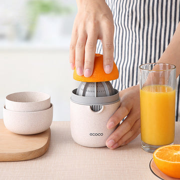 Portable Manual Fruit Juicer: Kitchen Accessory for Lemons, Oranges, and More